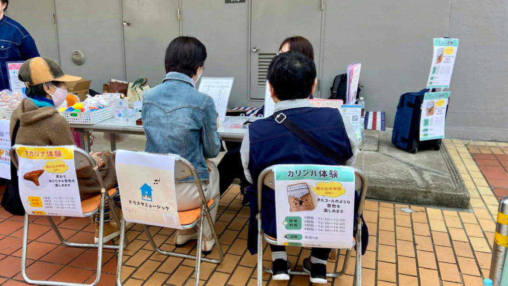 板橋区高島平で開催されたカリンバ体験会の様子。体験会に参加いただいている来場者。