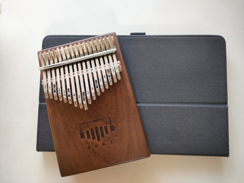 タブレットの上に置かれたカリンバ