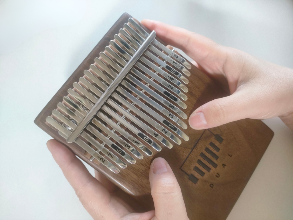 カリンバを両手で包むように持つ手元の様子