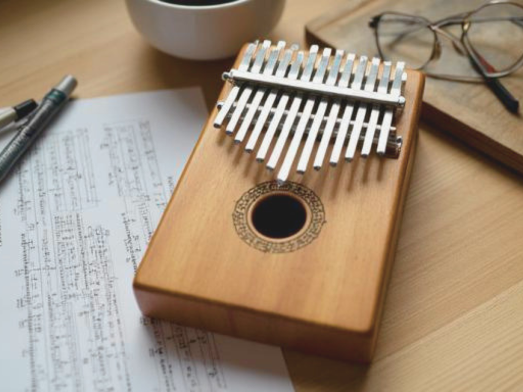 楽譜の上に置かれたカリンバと周辺の練習道具