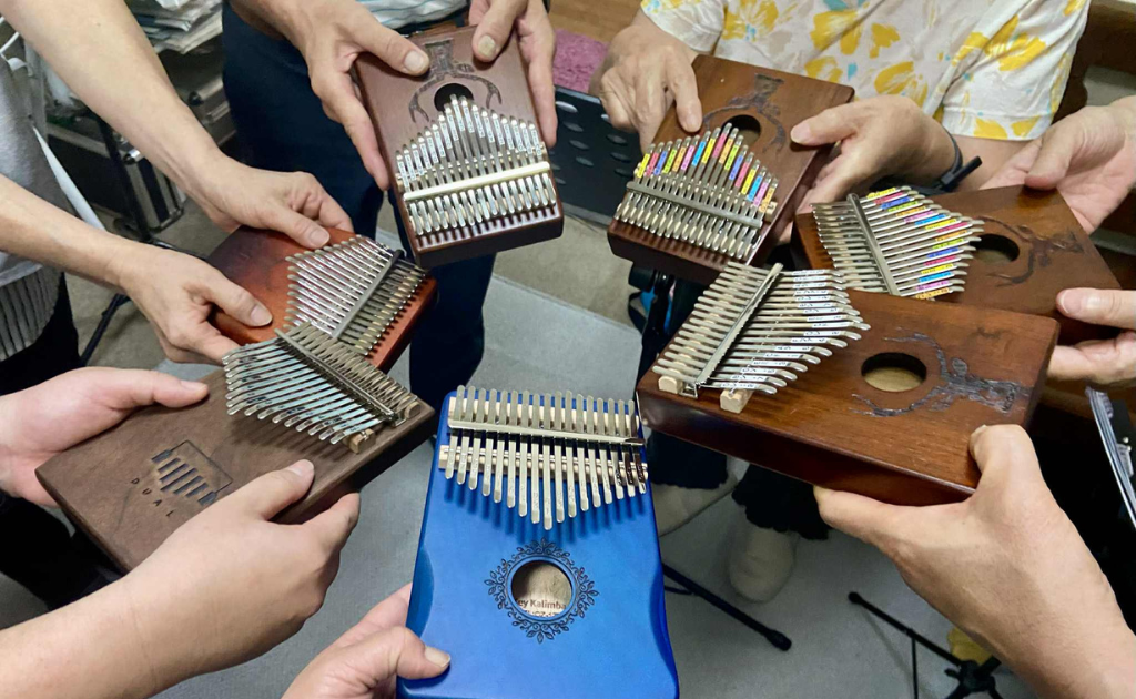 講師と生徒の様々なカリンバ