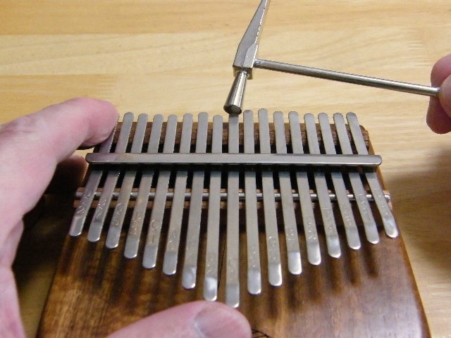 カリンバを調律する手元