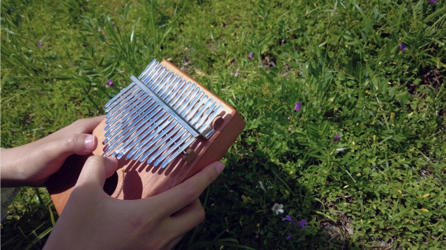 カリンバを弾いて確認する手元