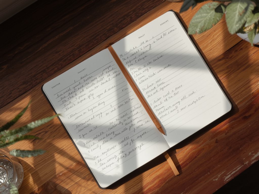 手書きのノートが開いている