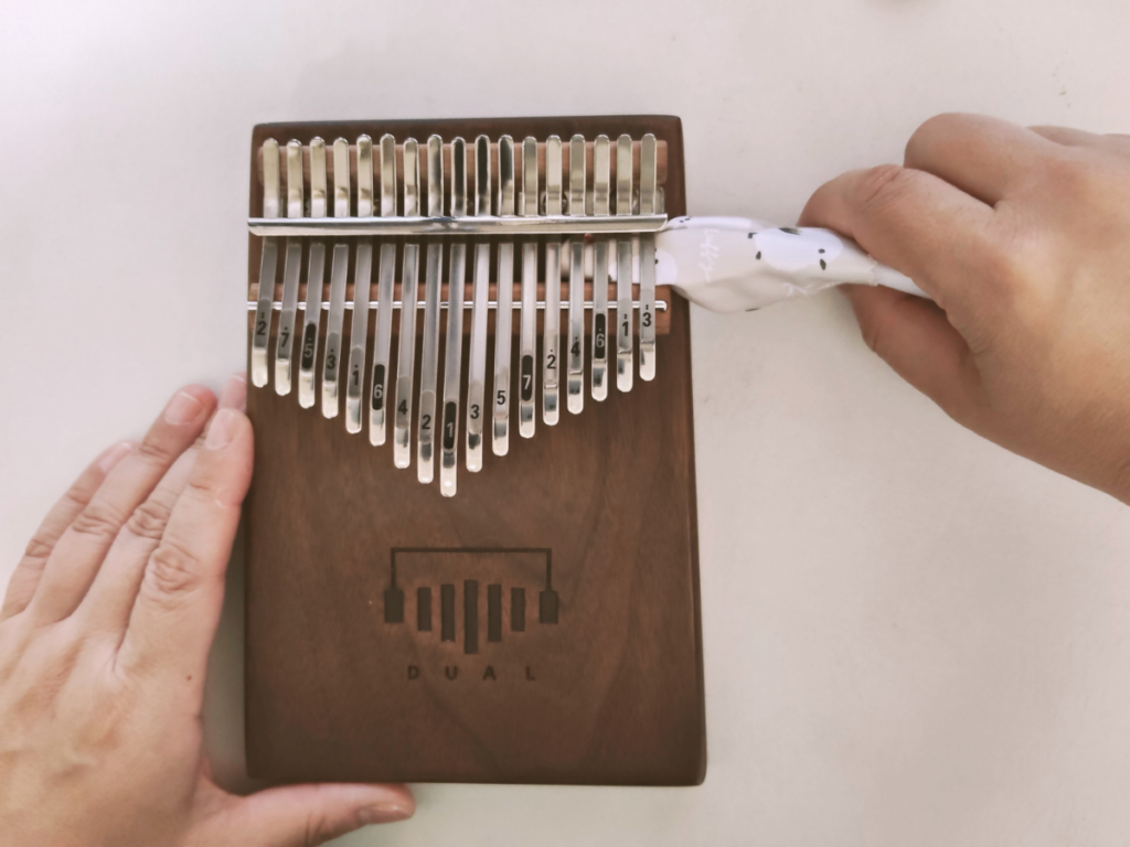 布を巻いた割り箸でキーの下を掃除
